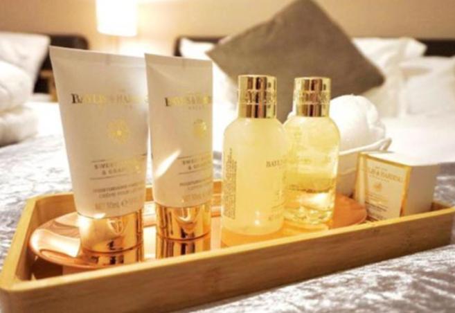 Stratton Cottage Guesthouse Бигълсуейд Екстериор снимка A selection of amenities by L'Occitane